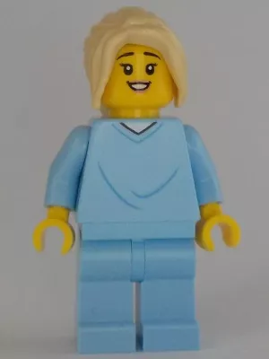 cty1347 - LEGO City Anyuka minifigura, világoskék kórházi köntösben